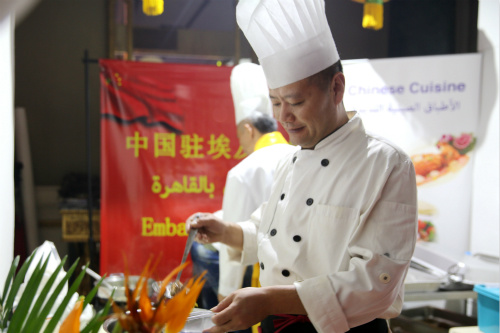 中國廚師團(tuán)隊(duì)精心準(zhǔn)備菜肴。