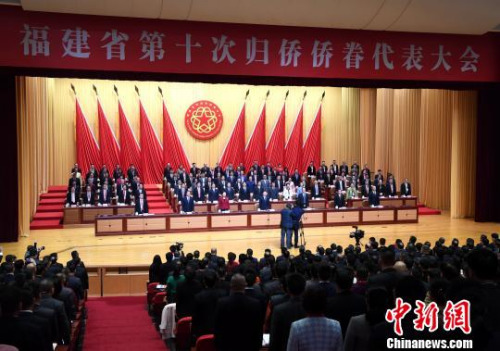  12月6日，福建省第十次歸僑僑眷代表大會(huì)在福州開幕。來(lái)自福建省各條戰(zhàn)線、各行各業(yè)的歸僑僑眷代表和海外及港澳臺(tái)地區(qū)的閩籍僑領(lǐng)800多人參加會(huì)議。　張斌 攝