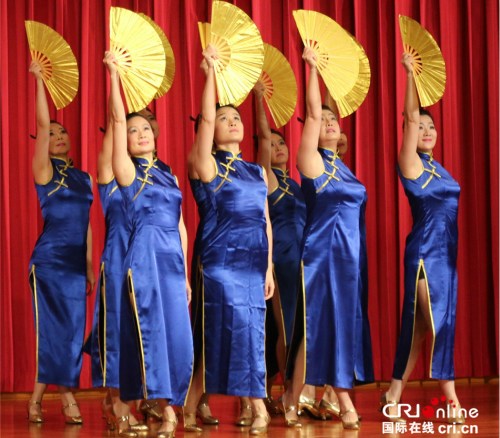 使館舞蹈隊表演節(jié)目。