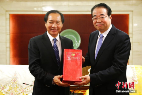 12月5日，國務院僑辦黨組書記、副主任許又聲在北京會見“外國政府官員中文學習班”往屆優(yōu)秀學員訪華團。圖為許又聲（右）與泰中文化經(jīng)濟協(xié)會會長頗欣互贈禮物。<a target='_blank' >中新社</a>記者 富田 攝