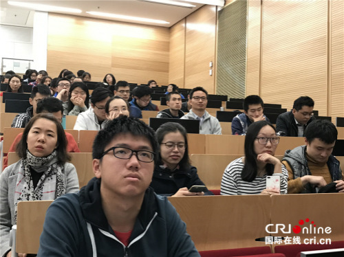 留學(xué)生認(rèn)真聽講座。（攝影孫伶俐）