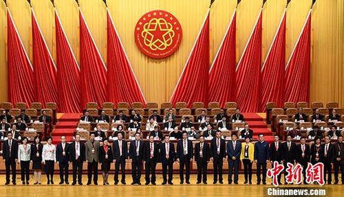  12月7日，福建省第十次歸僑僑眷代表大會在福州閉幕，大會選舉產(chǎn)生福建省僑聯(lián)第十屆委員會主席、副主席。圖為福建省僑聯(lián)第十屆委員會主席、副主席在大會上集體亮相。 <a target='_blank' >中新社</a>記者 張斌 攝 