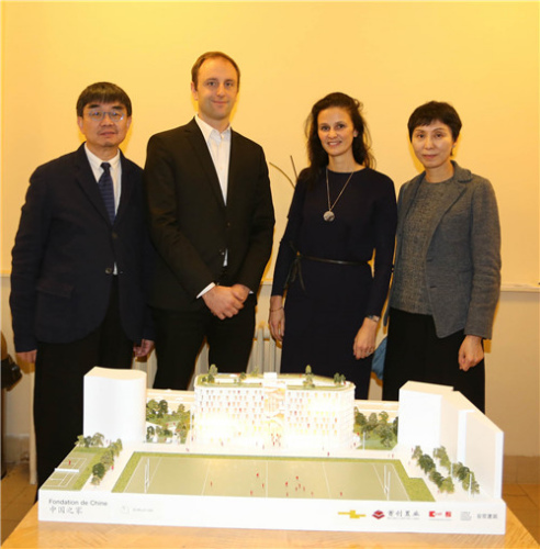 中法建筑師與和園模型。 