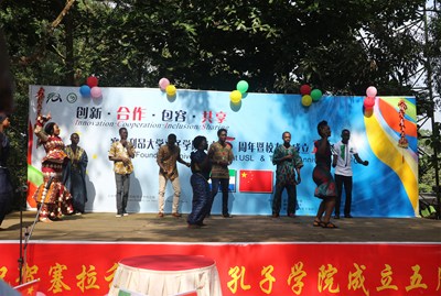 孔院學(xué)生舞蹈表演。