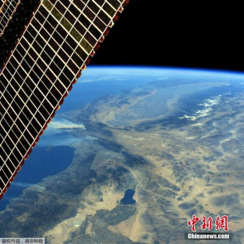 圖為從國(guó)際空間站上看到的美國(guó)加州大火，濃煙十分明顯。