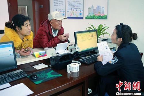 資料圖：民警為市民辦理相關(guān)證照。<a target='_blank' >中新社</a>記者 王磊 攝