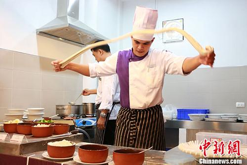 資料圖：由中國駐泰國孔敬總領(lǐng)事館與泰國孔敬大學孔子學院聯(lián)合主辦的“中國廚房”在孔敬孔子學院開幕，為中泰文化交流搭建起一個新平臺。 <a target='_blank' >中新社</a>記者 胡琳 攝