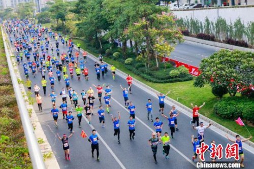 萬(wàn)名參賽跑友沿著晉江“最美道路”世紀(jì)大道一路競(jìng)逐。(賴(lài)進(jìn)財(cái) 攝)
