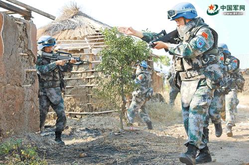 中國(guó)第3批赴南蘇丹維和步兵營(yíng)官兵執(zhí)行武器禁區(qū)巡邏任務(wù)。 李 贊攝