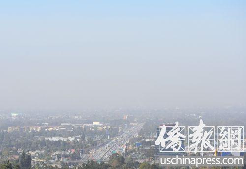 整個洛杉磯東區(qū)都被籠罩在煙塵之中。(美國《僑報》記者翁羽攝)