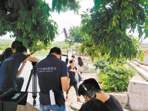 我市微電影制作團(tuán)隊(duì)在器材上朝專業(yè)化方向發(fā)展。
