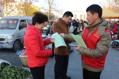 市民紛紛來(lái)領(lǐng)取僑法宣傳資料，咨詢有關(guān)歸僑僑眷留學(xué)、投資和歸僑子女升學(xué)、就業(yè)等方面的有關(guān)政策。東營(yíng)市外僑辦供圖