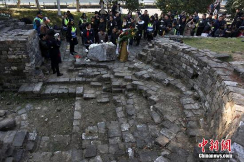 12月10日，在第四個(gè)國家公祭日來臨之際，參加過當(dāng)年戰(zhàn)爭的抗戰(zhàn)老兵、侵華日軍南京大屠殺遇難者家屬、南京1213志愿者聯(lián)合會(huì)的志愿者們來到南京光華門遺址公園，向這片曾經(jīng)發(fā)生過激烈戰(zhàn)斗的陣地獻(xiàn)上和平歲月里的悼念菊花，祈禱永遠(yuǎn)和平。 <a target='_blank' >中新社</a>記者 泱波 攝