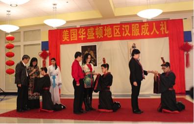 學(xué)生參加“漢服成人禮”，學(xué)習(xí)中國古代傳統(tǒng)禮儀。(美國《世界日報》/美中實驗學(xué)校提供)