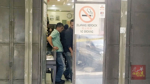 大批警員到場進行調(diào)查。（馬來西亞《光華日報》）