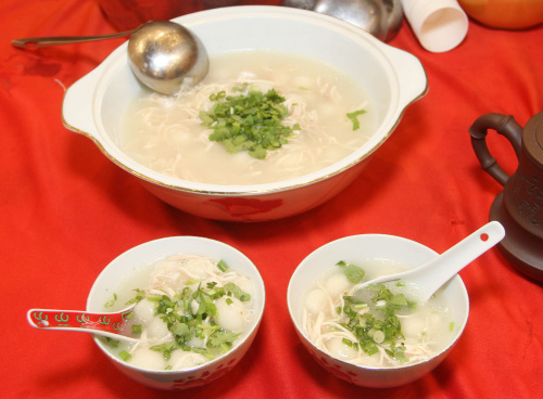霹靂河婆同鄉(xiāng)會婦女組準備的特色咸湯圓，糖水中有雞絲也有青蔥，與眾不同。（馬來西亞《星洲日報》）