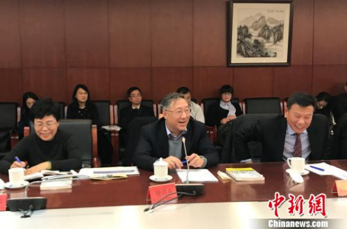 歐美同學(xué)會(huì)企業(yè)家聯(lián)誼會(huì)會(huì)長(zhǎng)、中國(guó)留學(xué)人才發(fā)展基金會(huì)副理事長(zhǎng)徐昌東在座談會(huì)上發(fā)言?！≈苄缷堋z