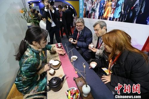 來自140多個國家和地區(qū)的大學(xué)校長、孔子學(xué)院代表近2500人出席大會。<a target='_blank' >中新社</a>記者 張遠 攝