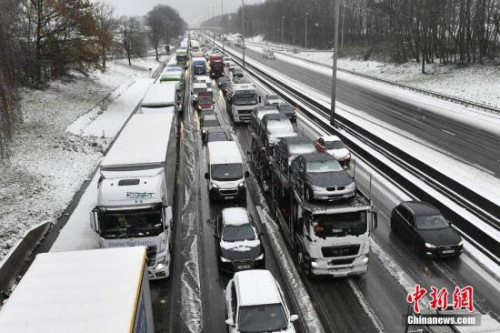 歐洲多國(guó)遭暴風(fēng)雪吹襲，致交通堵塞。圖片來源：視覺中國(guó)