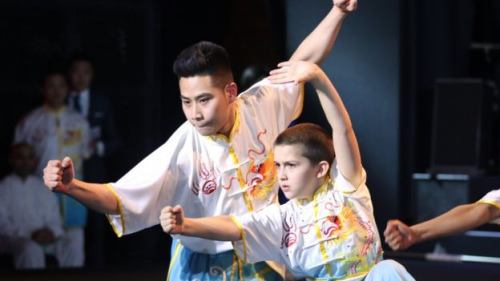 來(lái)自英國(guó)的武術(shù)運(yùn)動(dòng)員及武術(shù)愛(ài)好者也登上舞臺(tái)。今年11歲的土耳其小朋友朱奈德(Junayde) 已經(jīng)習(xí)武8年了。他爸爸表示他們一家人都是武術(shù)愛(ài)好者，朱奈德學(xué)習(xí)武術(shù)是受哥哥的啟發(fā)。(BBC中文網(wǎng))