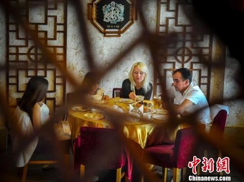 外國(guó)食客在享用中國(guó)美食。（<a target='_blank'  >中新網(wǎng)</a>記者 劉新 攝）