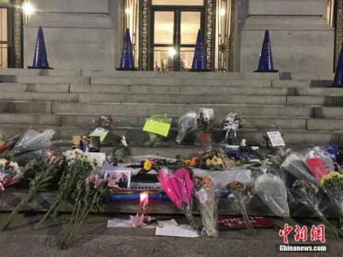 當?shù)貢r間12月12日，美國舊金山市政府大廈前，民眾獻花哀悼。舊金山首位華裔、亞裔市長李孟賢12日凌晨1時11分因心臟驟停去世，享年65歲。<a target='_blank' >中新社</a>記者 劉丹 攝