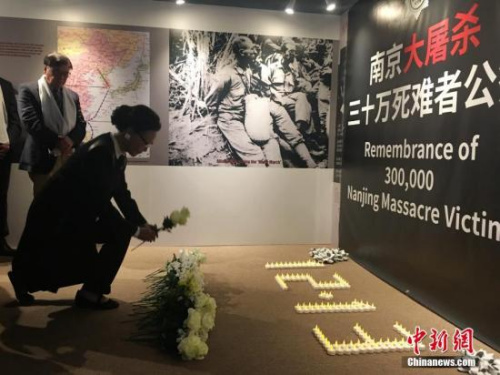 當(dāng)?shù)貢r間12月12日16時，美國舊金山，海外抗日戰(zhàn)爭紀(jì)念館創(chuàng)辦人方李邦琴與民眾在館內(nèi)舉辦南京大屠殺死難者國家公祭日紀(jì)念活動，悼念30萬死難同胞。 <a target='_blank' >中新社</a>記者 劉丹 攝