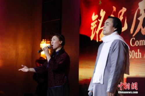 資料圖：當(dāng)?shù)貢r間12月9日，加拿大安大略省各界華人共同舉辦的“南京大屠殺80周年追思會”在多倫多舉行。來自華人社區(qū)及其他多個族裔社區(qū)的逾千名代表參加此次主題為“銘記歷史，祈愿和平”的追思會。圖為歌者演唱《松花江上》。 <a target='_blank' >中新社</a>記者 余瑞冬 攝