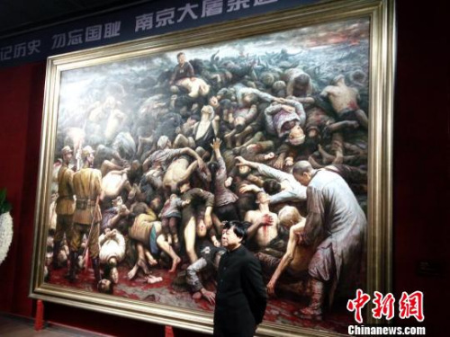 李自健曾先后三次繪制《南京大屠殺》 鄧霞 攝 李自健曾先后三次繪制《南京大屠殺》 鄧霞 攝