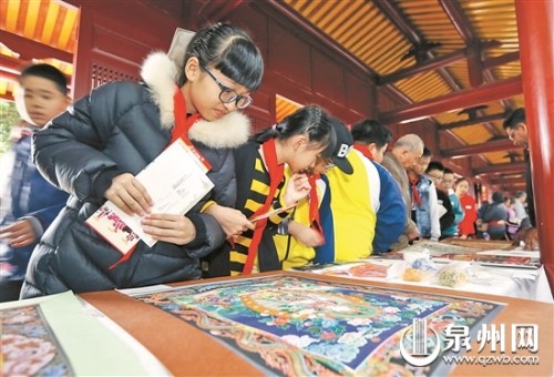 孩子們?cè)趨⒂^色彩艷麗的唐卡。