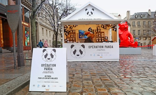 12月13日，由成都IFS、巴黎左岸圣日耳曼德佩委員會共同主辦的—“OPERATION PANDA”（熊貓行動）活動在巴黎左岸的圣日耳曼德佩廣場隆重揭幕，這是成都與圣日耳曼德佩“國際友好街區(qū)”結(jié)盟后的首個合作項目。（法國《歐洲時報》/主辦方供圖）