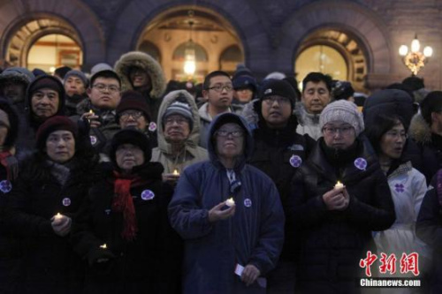 在南京大屠殺80周年之際，當(dāng)?shù)貢r(shí)間12月13日，加拿大安大略省省議會(huì)舉行南京大屠殺紀(jì)念活動(dòng)。圖為來自華人社區(qū)及其他多族裔社區(qū)的數(shù)百人當(dāng)晚冒著嚴(yán)寒聚集在安省議會(huì)大樓前，舉行燭光追思會(huì)。<a target='_blank' >中新社</a>記者 余瑞冬 攝