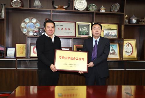 2017年12月4日，山東省僑辦舉行“為僑法律服務(wù)工作站”授牌儀式。圖為授牌現(xiàn)場(chǎng)。(圖片來(lái)源：山東省僑辦網(wǎng)站)