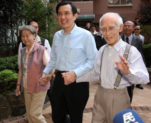 資料圖：余光中與馬英九。圖片來源：臺(tái)灣聯(lián)合新聞網(wǎng)