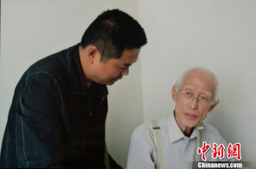 圖為徐穎宏與余光中在揚(yáng)州交流 徐穎宏供圖