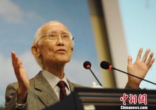 圖為2008年10月11日，余光中在揚(yáng)州抒發(fā)鄉(xiāng)愁?！≮w軍 攝