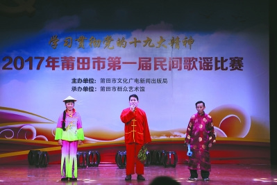 鄭孔雄、戴素紅、池清標(biāo)在演唱莊邊山歌《三十六送》。 蔡銥婧 攝 