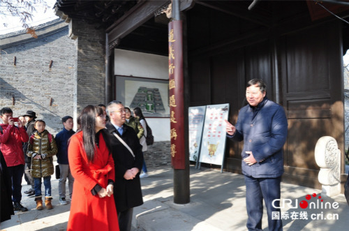 阮元六世孫阮錫安介紹阮元家廟。