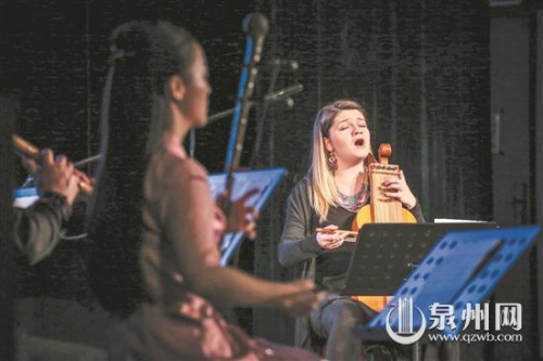 波蘭樂團(tuán)成員一邊與泉州南音藝術(shù)家共同演奏，一邊深情演唱。(陳起拓 攝)