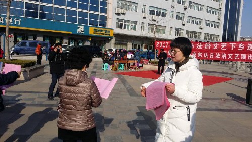 社區(qū)僑法集中宣傳活動現(xiàn)場 萊蕪市外僑辦供圖 社區(qū)僑法集中宣傳活動現(xiàn)場 萊蕪市外僑辦供圖