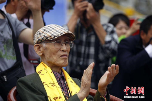 圖為2014年6月1日，余光中來到河南欒川老君山拜謁老子圣像，聽百名兒童齊聲吟誦有他創(chuàng)作的感人詩作《鄉(xiāng)愁》。 <a target='_blank' >中新社</a>記者 王中舉 攝