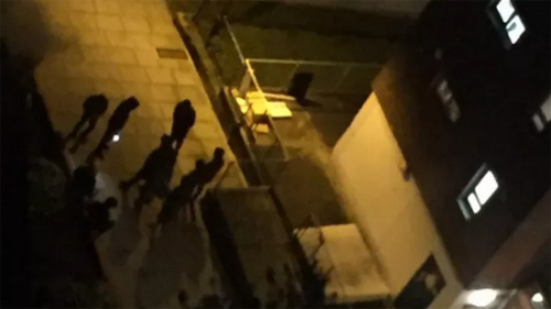 圖片為Hawkridge樓下常聚集的少年群體。（歐洲時報英國版微信公眾號）