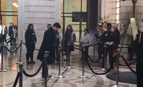 中國駐舊金山副總領事查立友前往市政廳悼念。
