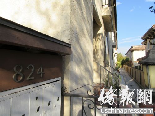 自稱為華裔女子丈夫的嫌犯艾瑞特最后一個登記的公開地址位于阿市二街北824號的公寓樓。(圖片來源:僑報記者翁羽攝) 自稱為華裔女子丈夫的嫌犯艾瑞特最后一個登記的公開地址位于阿市二街北824號的公寓樓。(圖片來源:僑報記者翁羽攝)