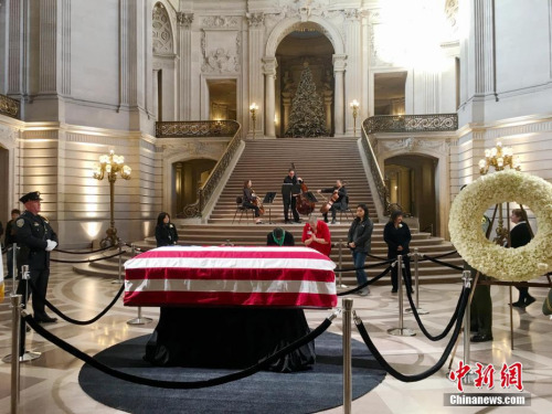 當(dāng)?shù)貢r間12月15日，美國舊金山舉行李孟賢市長遺體告別儀式，紀(jì)念12日凌晨因心臟病去世的李孟賢。他是舊金山歷史上首位華裔、亞裔市長，享年65歲。 <a target='_blank' >中新社</a>記者 劉丹 攝