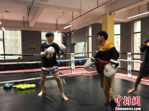 洪志青在練習泰拳?！∥簣?攝