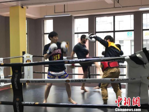 洪志青和學員一起練習泰拳?！∥簣?攝