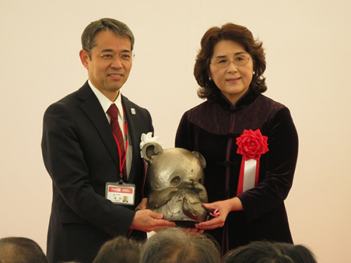 汪婉參贊向上野動(dòng)物園園長(zhǎng)福田豐贈(zèng)送中國(guó)知名藝術(shù)家韓美林制作的銅像 汪婉參贊向上野動(dòng)物園園長(zhǎng)福田豐贈(zèng)送中國(guó)知名藝術(shù)家韓美林制作的銅像