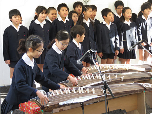 臺(tái)東區(qū)立忍岡小學(xué)校學(xué)生在慶祝會(huì)上表演古箏 臺(tái)東區(qū)立忍岡小學(xué)校學(xué)生在慶祝會(huì)上表演古箏