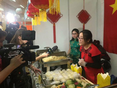 嘉賓體驗中華美食。